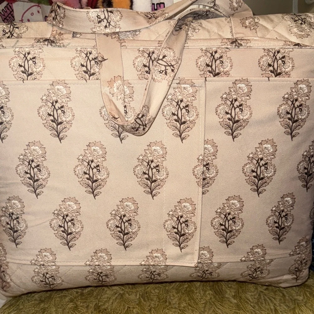 Member's Mark Velvet Quilt Set - Beige Floral